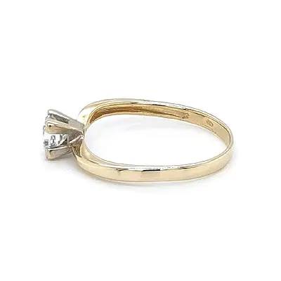 锆石金订婚戒指