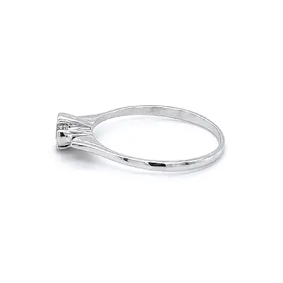 白金锆石订婚戒指