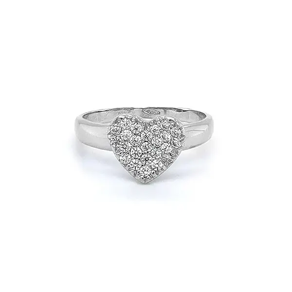 镶嵌白金锆石的心形戒指