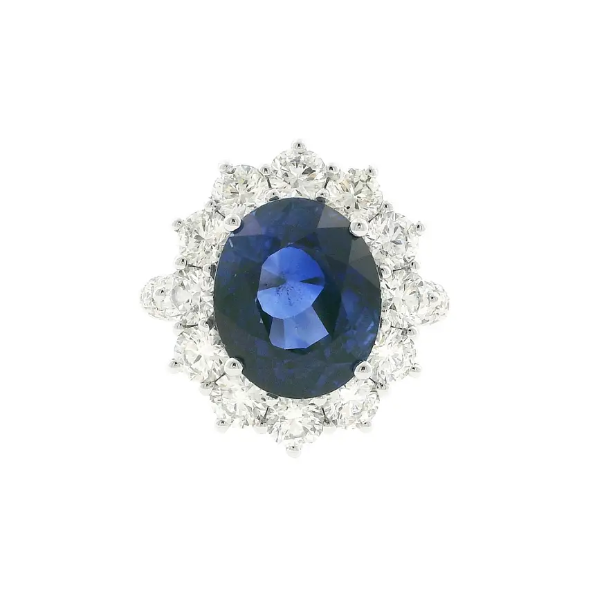 镶蓝宝石和钻石的金戒指