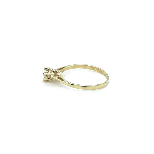 锆石金订婚戒指