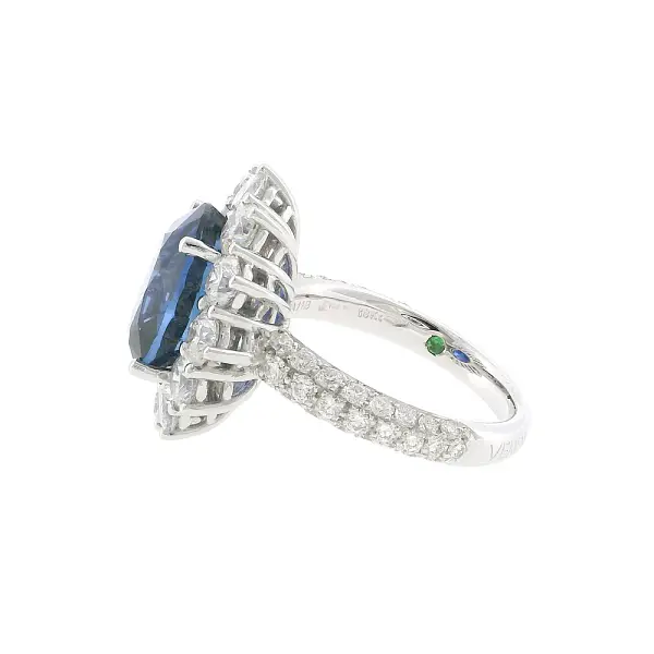 镶蓝宝石和钻石的金戒指