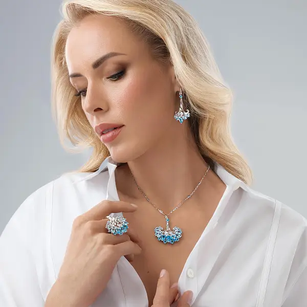 Magerit Gea Genus 镶蓝色托帕石和钻石黄金吊坠