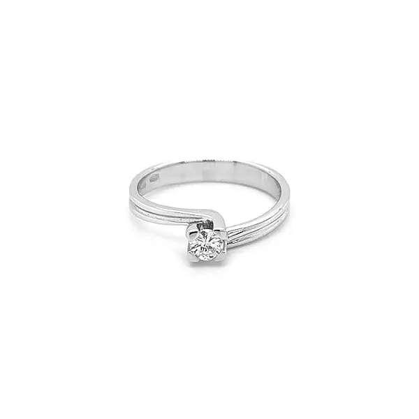 镶钻黄金订婚戒指