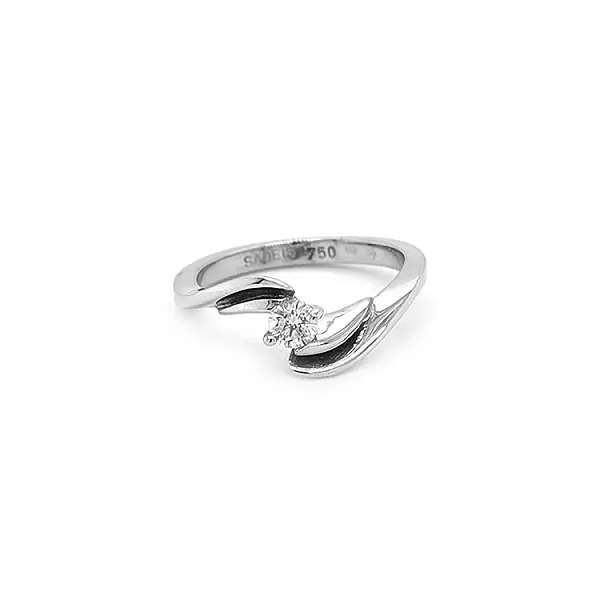 镶钻黄金订婚戒指