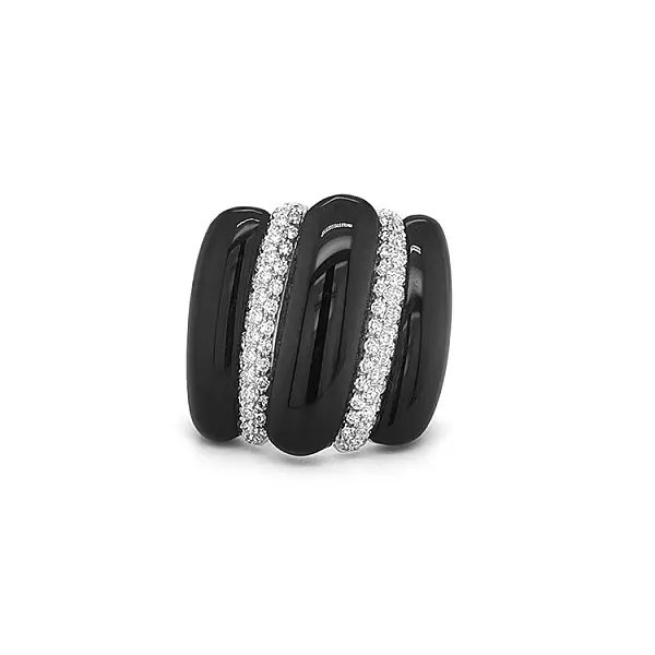 镶黑玛瑙和钻石的金戒指