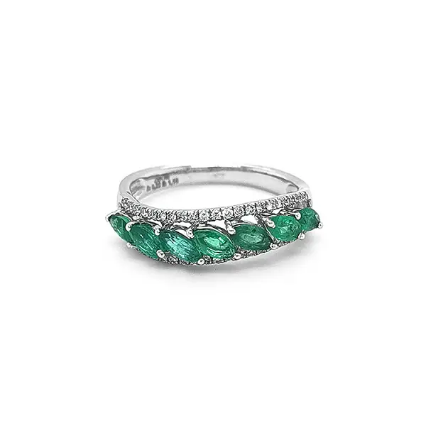 镶祖母绿和钻石的金戒指