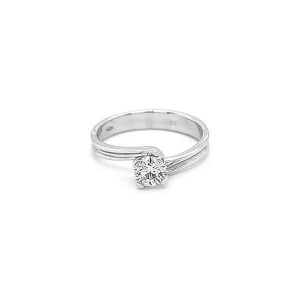 镶钻黄金订婚戒指