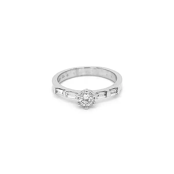 镶钻黄金订婚戒指