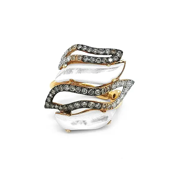 镶珍珠和彩钻的金戒指