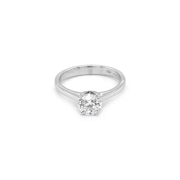 镶钻金质订婚戒指