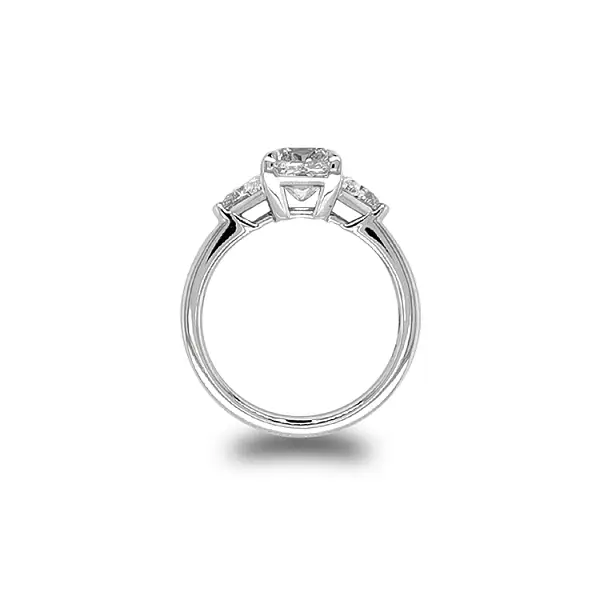 镶钻黄金订婚戒指