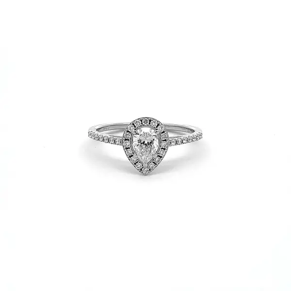 镶钻黄金订婚戒指