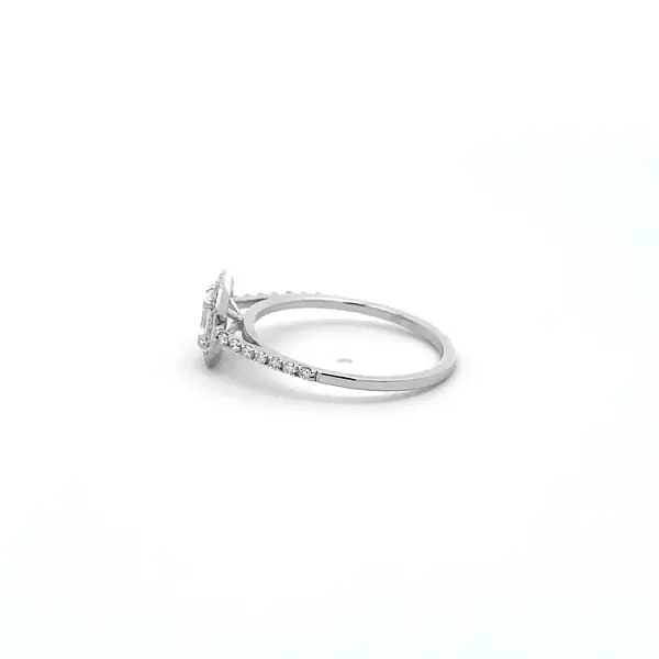 镶钻黄金订婚戒指