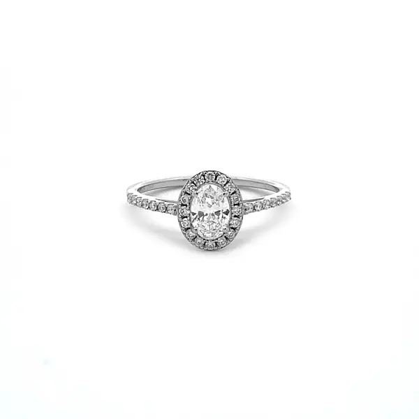 镶钻黄金订婚戒指