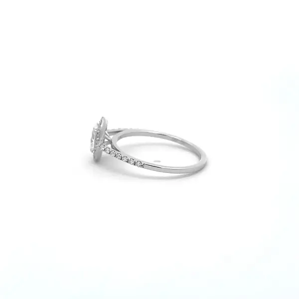 镶钻黄金订婚戒指