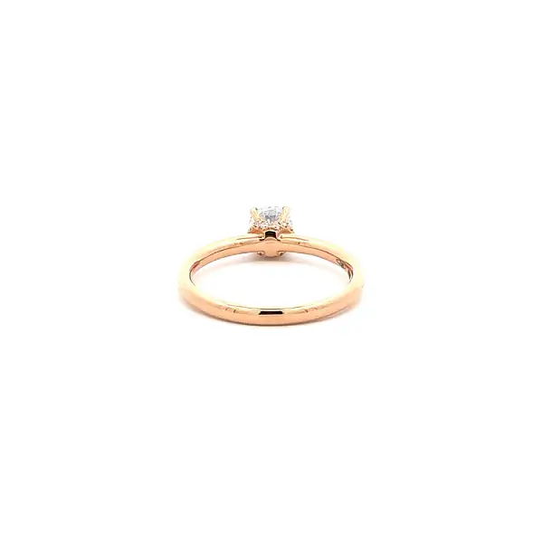 镶钻黄金订婚戒指