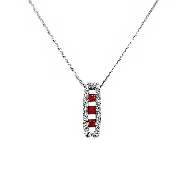 镶红宝石和钻石的黄金吊坠