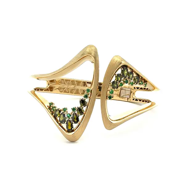 镶嵌绿色宝石的金色女士手链