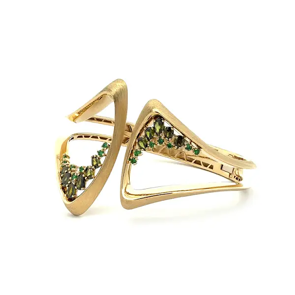 镶嵌绿色宝石的金色女士手链