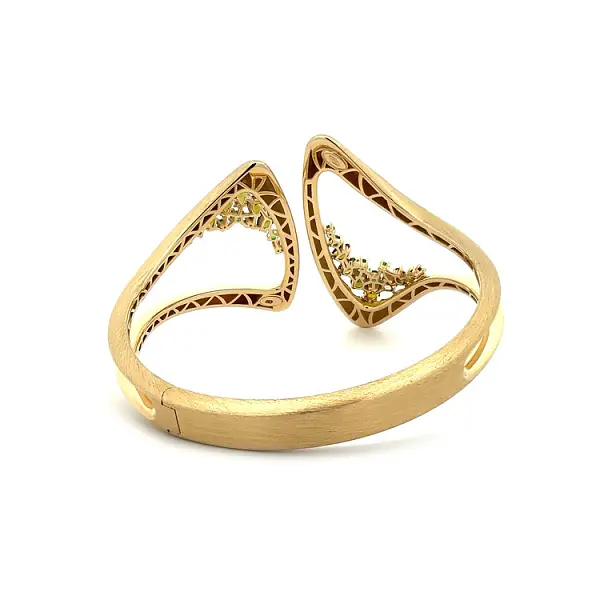 镶嵌绿色宝石的金色女士手链