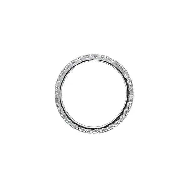 镶锆石的黄金永恒戒指