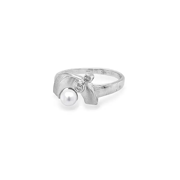 镶珍珠和锆石的金戒指