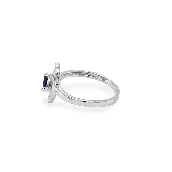 镶彩色宝石的金戒指