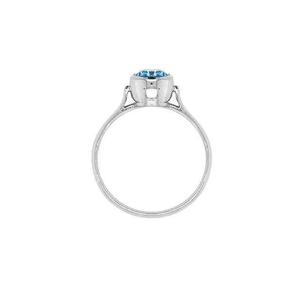 镶蓝色宝石的金戒指