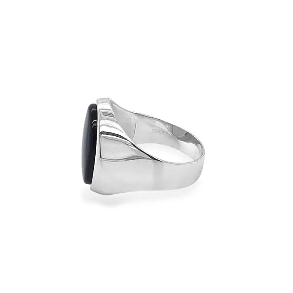 镶嵌黑玛瑙的金色男士戒指