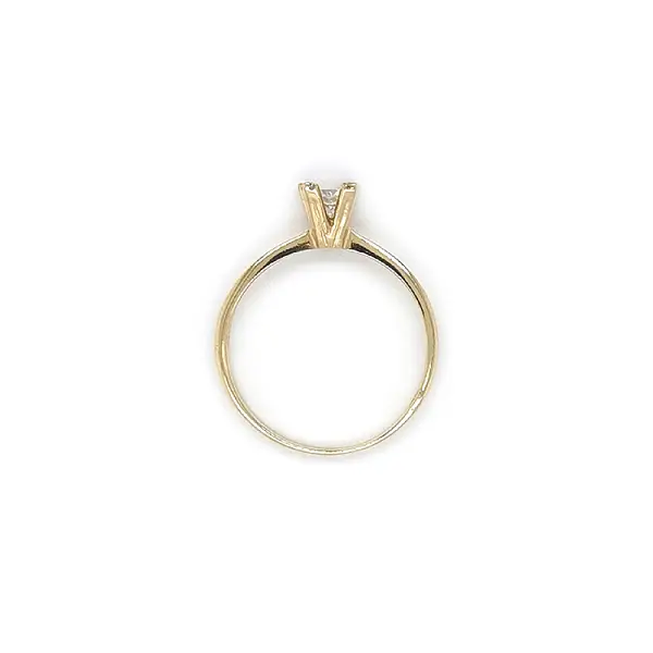 锆石黄金订婚戒指