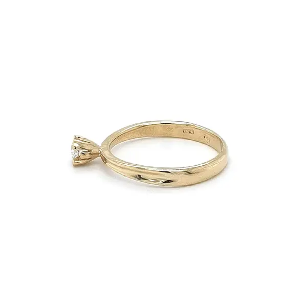 锆石金订婚戒指