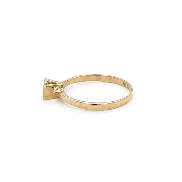 锆石金订婚戒指