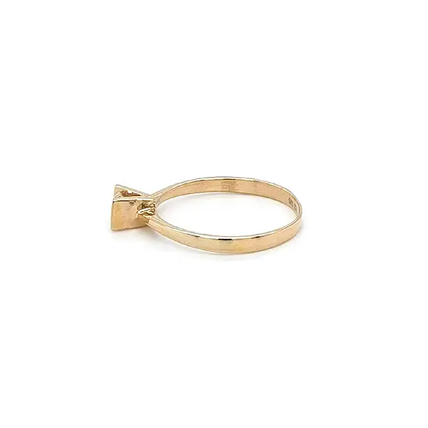 锆石金订婚戒指