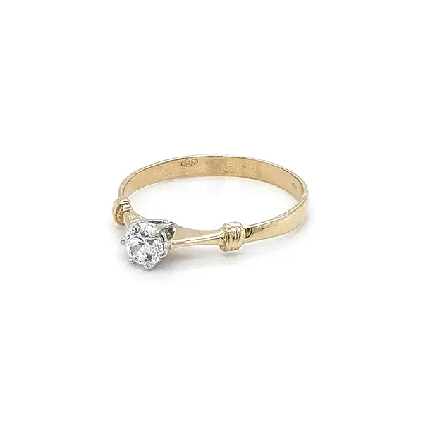 锆石金订婚戒指