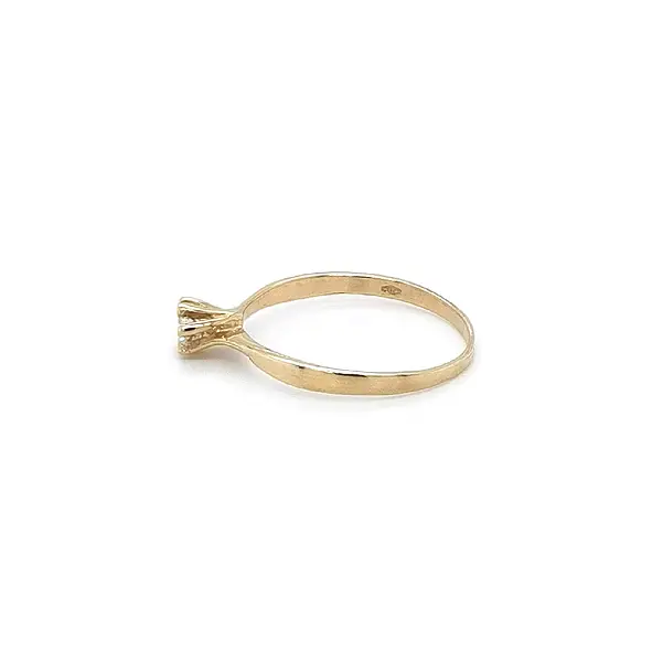 锆石金订婚戒指