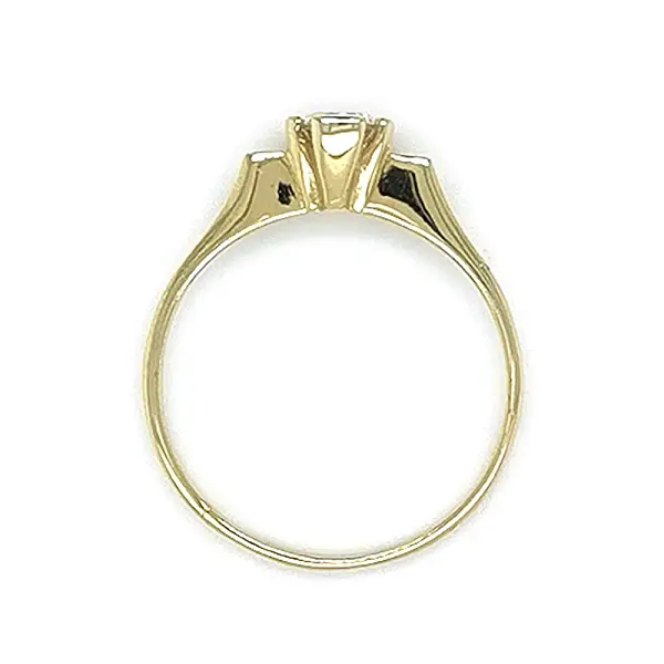 锆石金订婚戒指