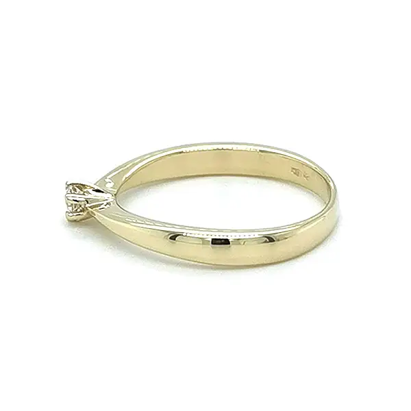 锆石金订婚戒指