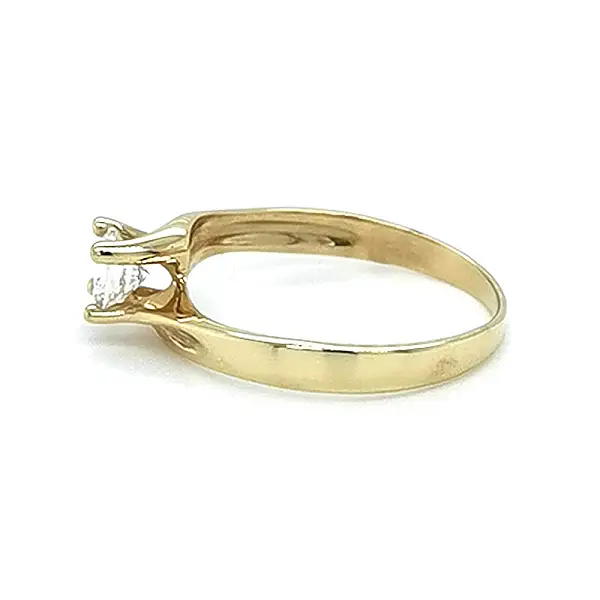 锆石金订婚戒指