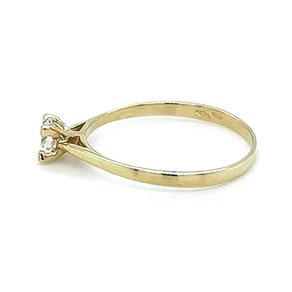 锆石金订婚戒指