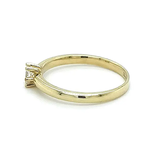 锆石金订婚戒指