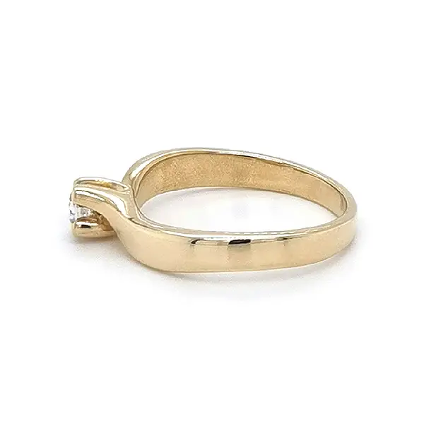 锆石金订婚戒指