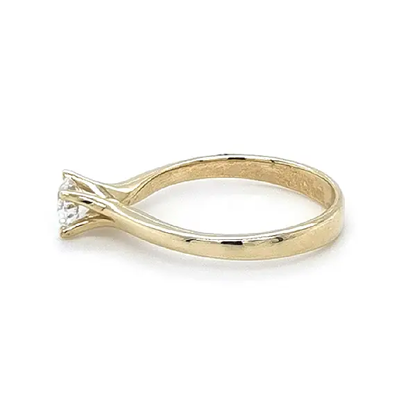 锆石金订婚戒指