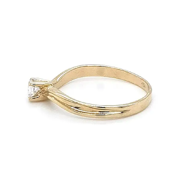 锆石金订婚戒指