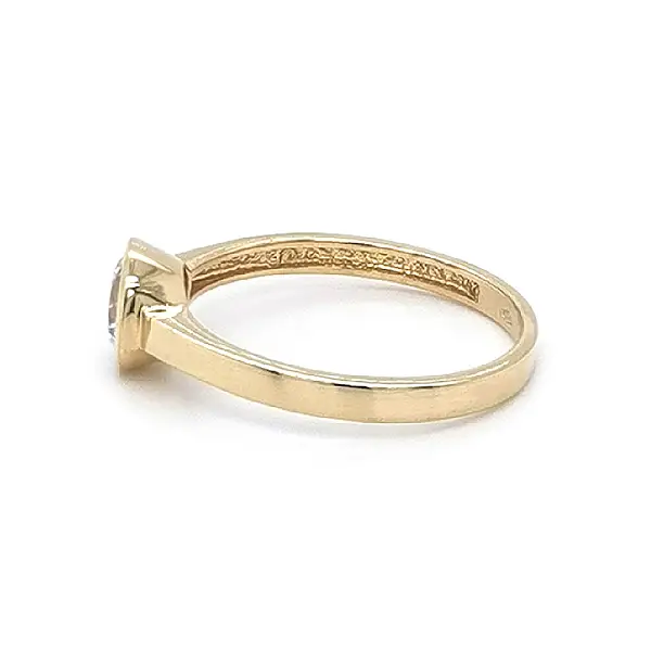 锆石金订婚戒指