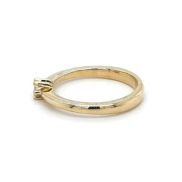 锆石金订婚戒指