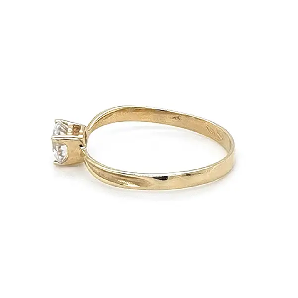 锆石金订婚戒指