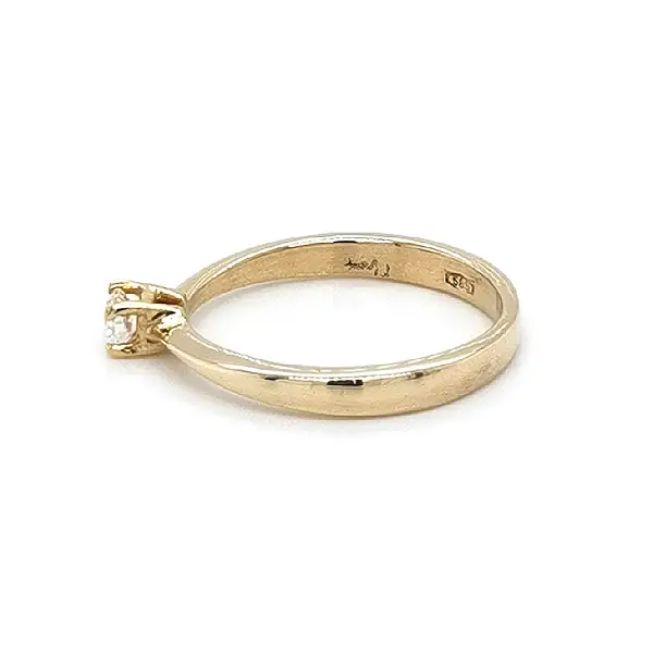 锆石金订婚戒指