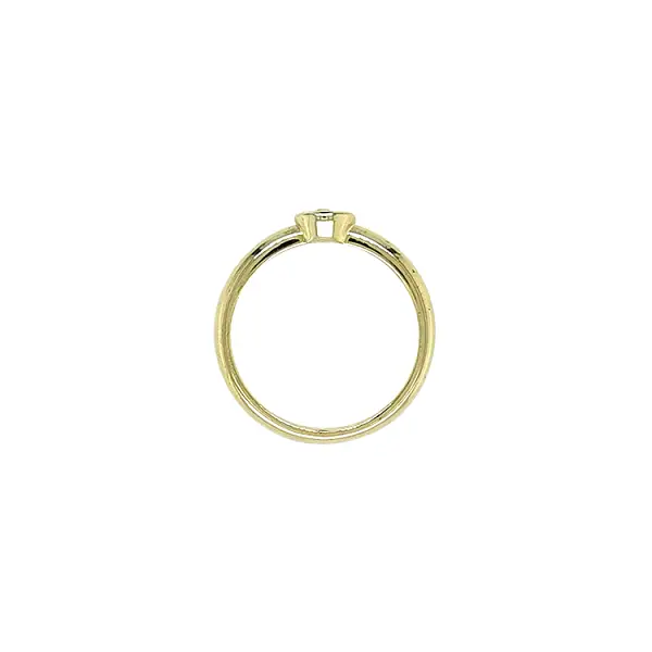 镶嵌立方氧化锆的黄金订婚戒指