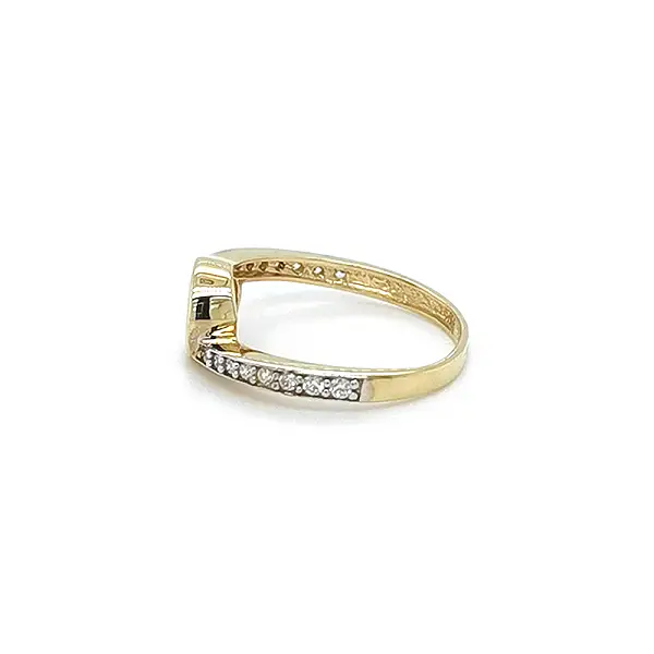 锆石黄金订婚戒指